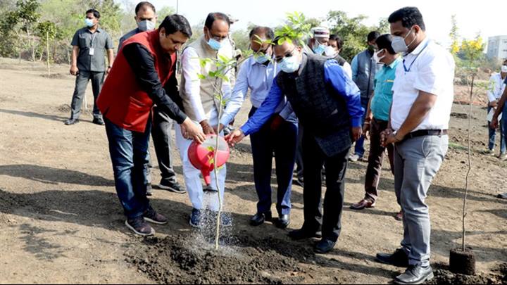 मुख्यमंत्री श्री चौहान ने स्मार्ट पार्क में पर्यावरण प्रेमी बच्चों के साथ लगाए पौधे